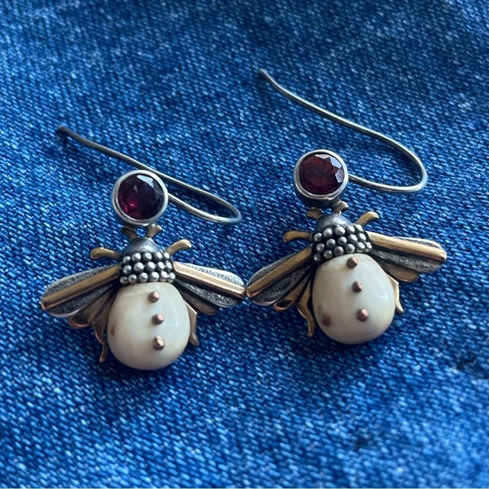 Zealandia's award winning silver bee 925 earrings - Picture 2 of 5